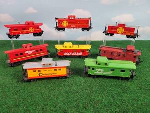 lot 449 image: (8) Assorted HO Scale Cabooses