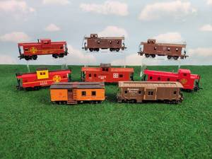 lot 450 image: (8) Assorted HO Scale Cabooses