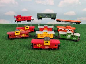 lot 454 image: (10) Assorted HO Scale Cabooses & Rail Cars