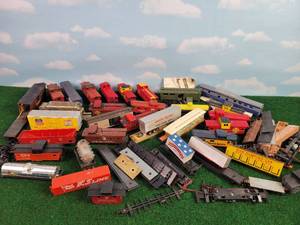lot 456 image: (25) Assorted HO Scale Railcars for Parts - Great for making a Boneyard in your Layout