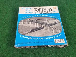 lot 459 image: ATLAS HO Scale Pier Set - Model No. 80