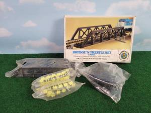 lot 460 image: New in Box Bachmann BridgeN Trestle Set