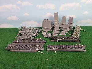 lot 464 image: (5) HO Scale Bridges, Trestle Set and Pier Set