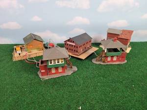 lot 469 image: (5) HO Scale Plastic Buildings
