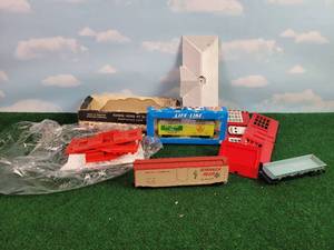 lot 470 image: Ballantine Ale, Bonanza Beer HO Scale Rail Cars, Dumping Rail Car, Plasticville Schoolhouse and More