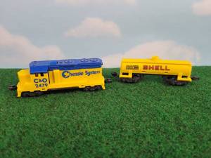 lot 477 image: Vintage 1983 Mattel Hot Wheels Sto & Go Railroad Train Chessie System Engine and Shell Tanker