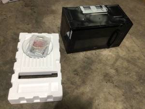 lot 15 image: Vissani 1.7 cu. ft. 1000-Watt Over the Range Microwave in Black Customer Returns See Pics