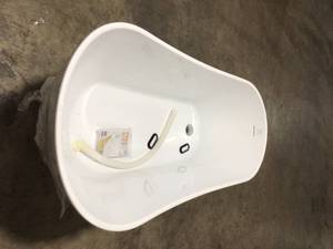 lot 17 image: AKDY 59 in. Acrylic Oval Slipper Flatbottom Freestanding Bathtub in Glossy White Customer returns See Pics