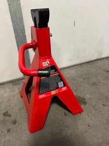 lot 16 image: Torin - Big Red - 12 ton Jack Stand