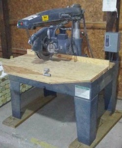 lot 673 image: DeWalt Polyphase Electric Arm Saw Has Security key