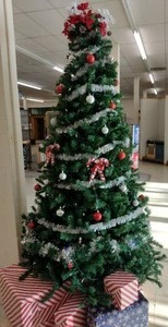 lot 439 image: Complete Christmas Tree, 6 ft.