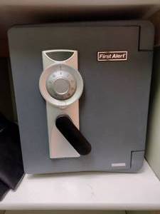 lot 441 image: First Alert Safe. Combination is KNOWN