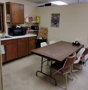 lot 471 image: Break Room Contents