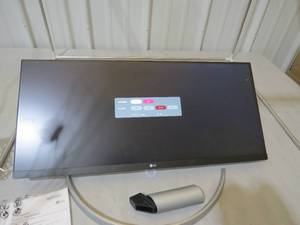 lot 17 image: LG 29WP50S 29 FHD LCD UltraWide Monitor, FreeSync, White