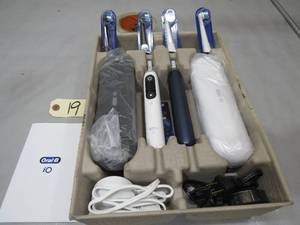 lot 19 image: Oral B iO 2 Pack Rechargeable Tooth Brush