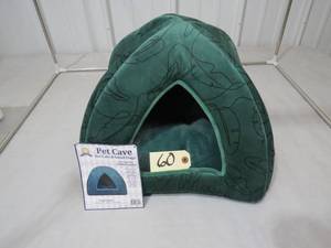lot 60 image: Pet Cave For Cats and Small Dogs