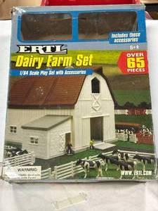 Ertl 164 Dairy Farm Set