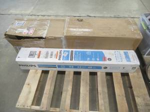 Lot of T8 Fluorescent Light Bulbs