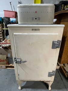 lot 1 image: Vintage General Electric 1930s-40s Refrigerator
