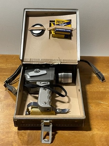 lot 26 image: Vintage Woolensak 8mm Movie Camera