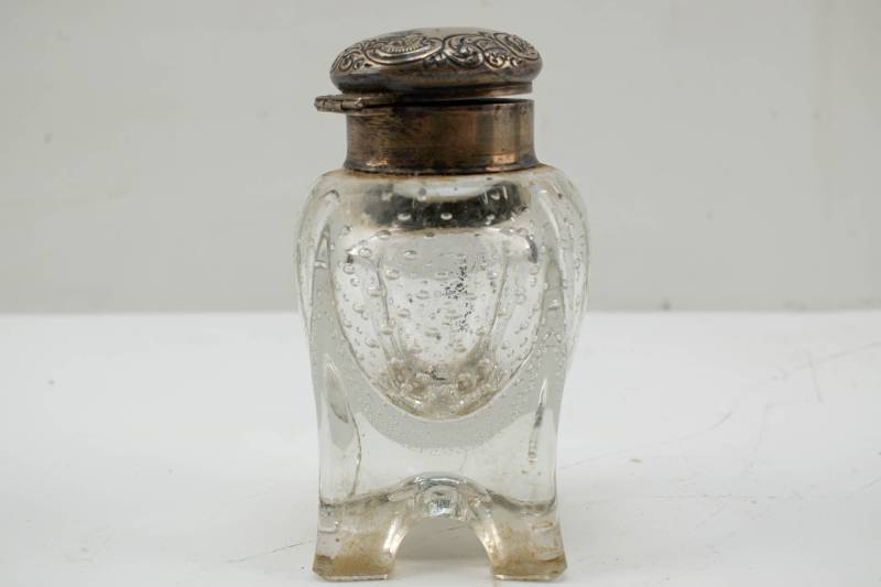 lot 95 image: Vintage Glass Inkwell with Sterling Silver Rim & Cap
