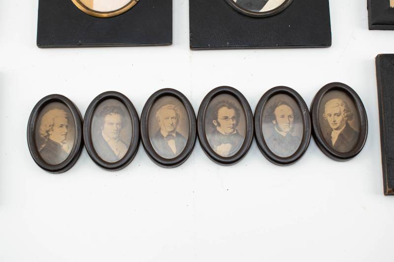 lot 93 image: 11 Small Antique & Modern Silhouette Portraits