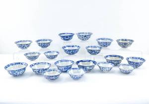 lot 76 image: Large Set of 20 Antique Chinese Blue and White Porcelain Bowls