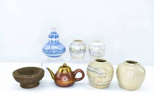 lot 78 image: 7 Misc Chinese Ceramic items - tan jars, teapot, etc.