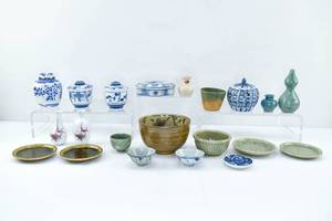lot 82 image: 21 pcs. Thai Celadon, Blue & White Porcelain, etc.
