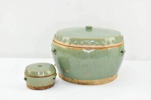 lot 49 image: 2 Green Chinese Lidded Vessels