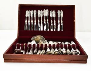 lot 39 image: Baroque by Godinger Silverplate 104 pc. Flatware Set w Extras