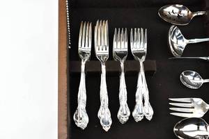 lot 38 image: Oneida Community Affection Pattern 86 pc. Flatware Set