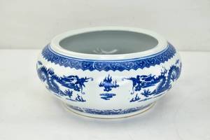 lot 13 image: Chinese Blue & White Low Vessel w Dragons