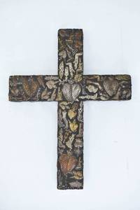 lot 200 image: Wooden Cross with Inlaid Gilt Metal & Bleeding Heart Motif