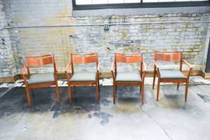 lot 268 image: Set of Four Knoll Guest Chairs, Cherry Wood Frame with Green and Gold Upholstery
