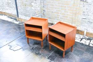 lot 280 image: John Stuart Inc. Pair of Wood End Tables