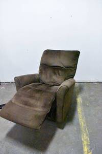 lot 180 image: La-Z-Boy Brand Power Recliner Easy Chair