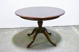 lot 181 image: Thomasville Collectors Cherry Wood Round Extension Table w Glass Top