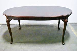 lot 170 image: Thomasville Collectors Cherry Wood Extension Dining Table & Chairs