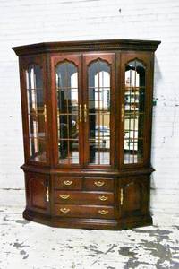 lot 171 image: Thomasville Collectors Cherry Wood Large China Cabinet