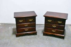 lot 176 image: Pair Thomasville Collectors Cherry Wood Nightstands