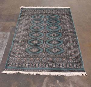 lot 185 image: 4 x 6 Green Rug