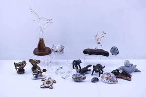 lot 401 image: Group of 22 Animal Figures & Items