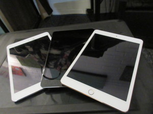 lot 435 image: APPLE I PADS