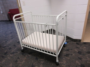 lot 412 image: LA BABY CONDO CRIB