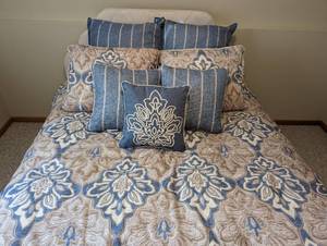 Full Size Croscill Comforter and Coordinating Pillows