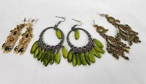 lot 7 image: Lovely Beaded Earring and Broach Collection