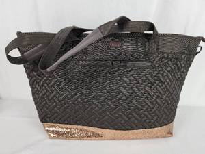 lot 16 image: Versatile Handbag Collection