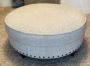 lot 21 image: Emerald Home Ottoman on Casters