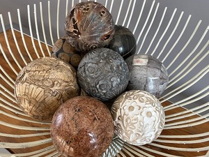 lot 28 image: Lovely Metal Decorative Centerpiece Bowl